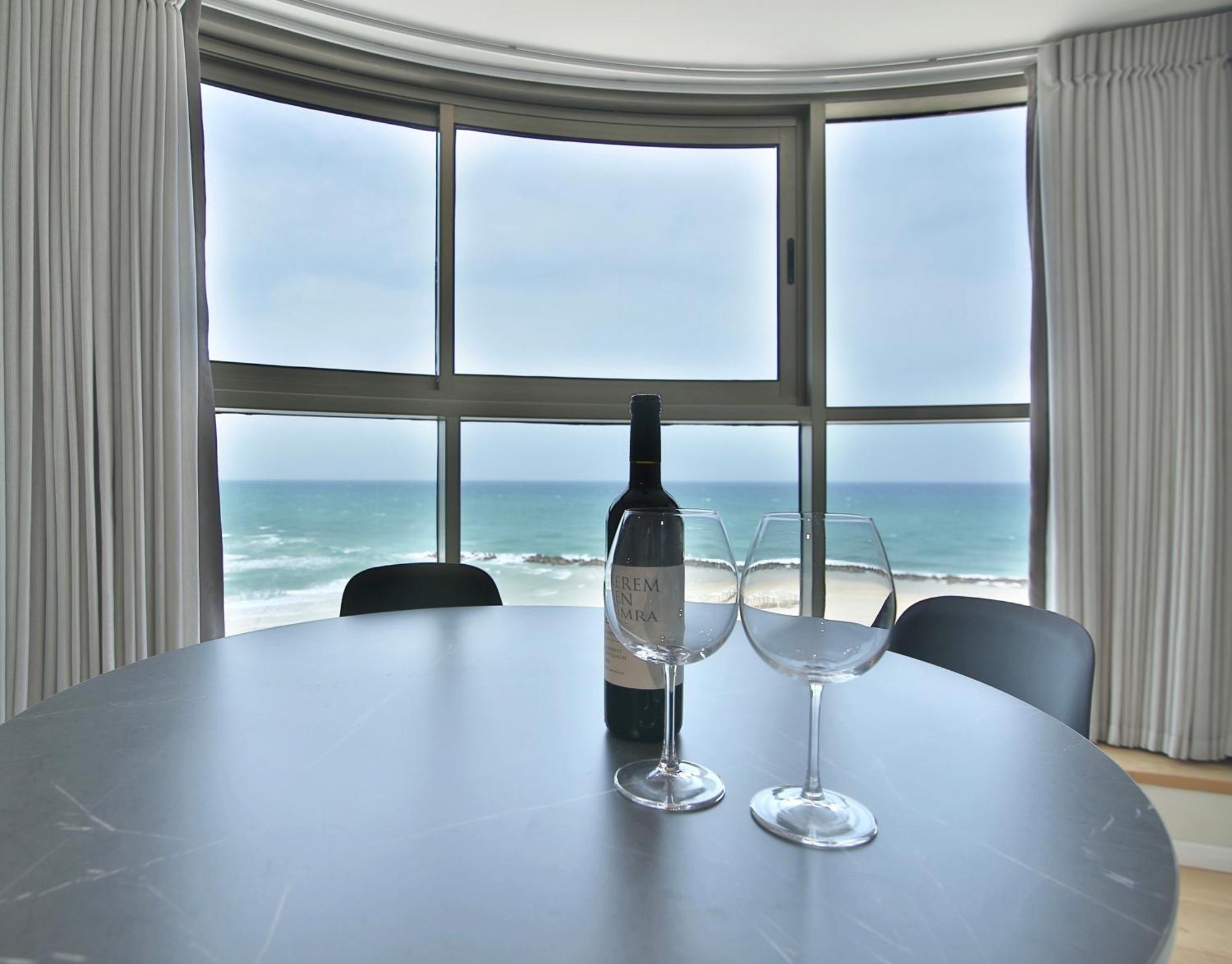 Luxury Suites By Notaly Ariel - Carmel Beach Haifa Room photo