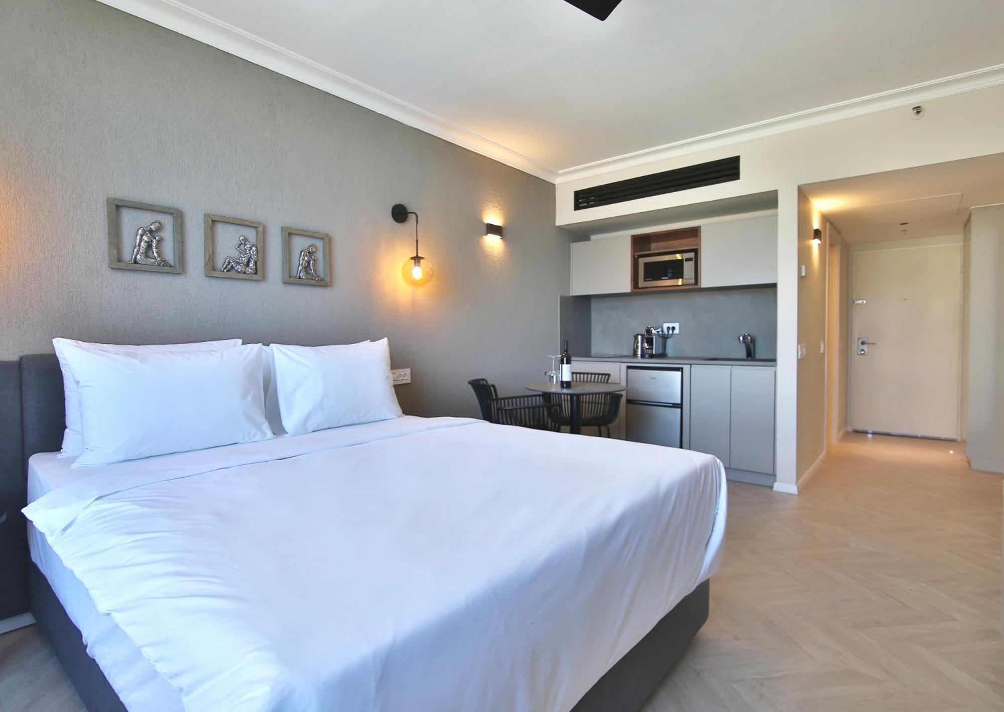 Luxury Suites By Notaly Ariel - Carmel Beach Haifa Room photo