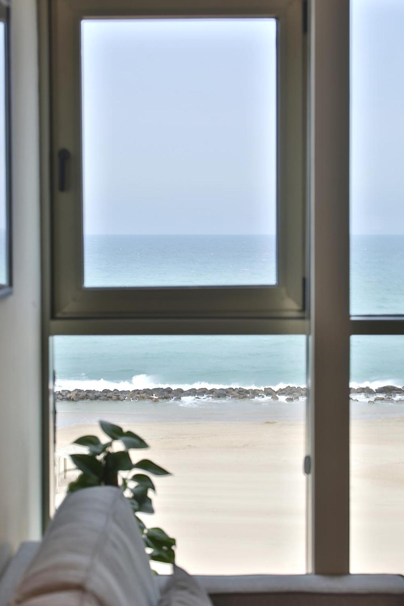 Luxury Suites By Notaly Ariel - Carmel Beach Haifa Room photo