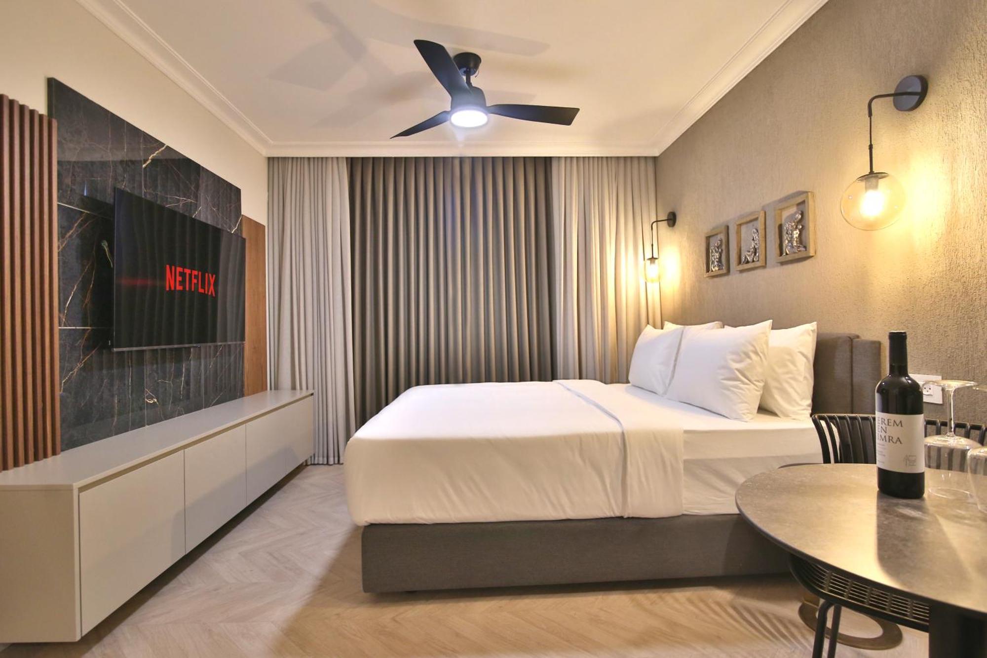 Luxury Suites By Notaly Ariel - Carmel Beach Haifa Room photo